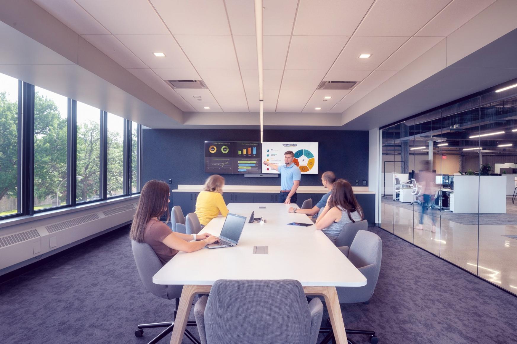 Entorno colaborativo de talleres donde los participantes desarrollan habilidades prácticas